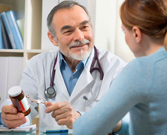 بالفيديو.. طبيب يضع قدميه في وجه مراجعيه بالسعودية