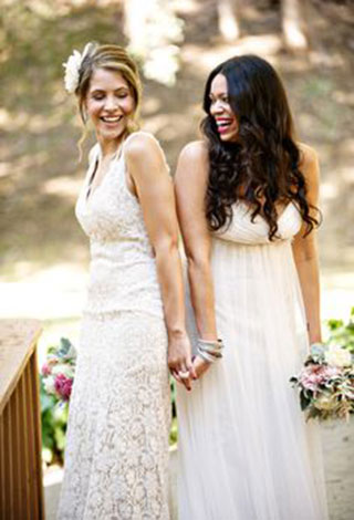 بالفيديو- شاب يتزوج بفتاتين ويجمعهما في حفل زفاف واحد