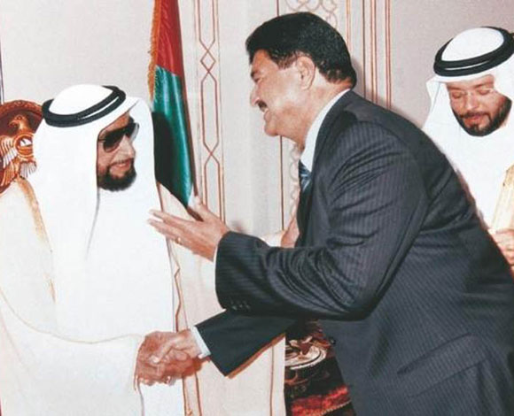 بالصور... هندي وصل الإمارات بـ 8 دولارات والآن يمتلك شركات بالمليارات