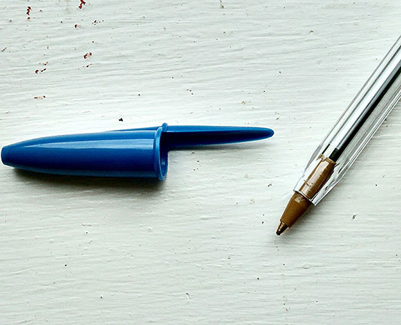 "الثقب الصغير" في غطاء قلم الحبر الناشف ... ما هو سرّه؟