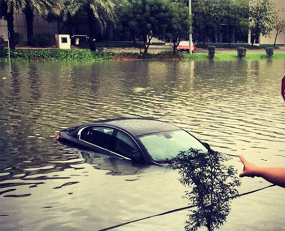 الإمارات تحت الأمطار ... اليك الصور من مواقع التواصل الإجتماعي