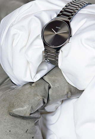محللة اتجاهات الموضة الشهيرة تُثني على مجموعة Rado المستوحاة من خفة الوزن
