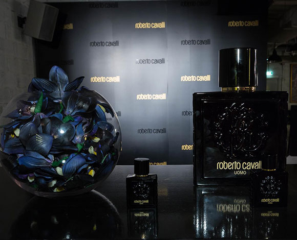 روبيرتو كافالي تطلق عطر Uomo الأنيق