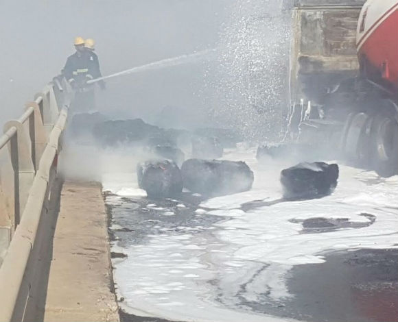 بالصور حادث مروع بين 4 مركبات بمحايل عسير، من بينهم شاحنتين محملتين بالوقود