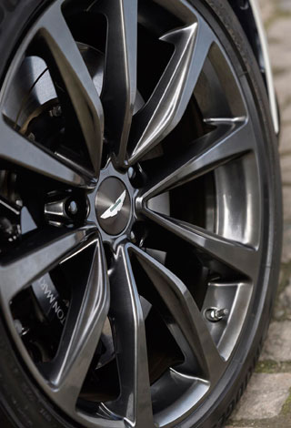 DB11 تُقدم الآن مع محرك فئة V8
