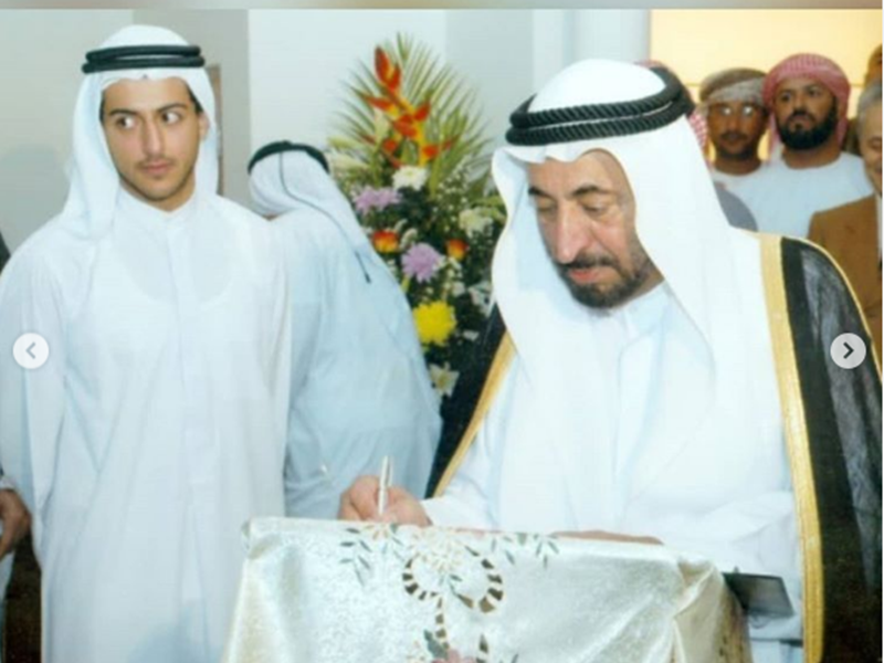 حاكم الشارقة ينشر صورًا نادرة لنجله الراحل الشيخ خالد القاسمي
