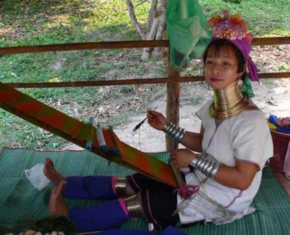 نساء تايلاند يتزيّن بالصولجان لتطول أعناقهن!