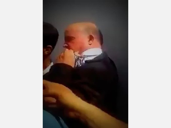 شاهد موظفة تونسية تنهال بالضرب على أحد المسئولين بعدما تحرش بها