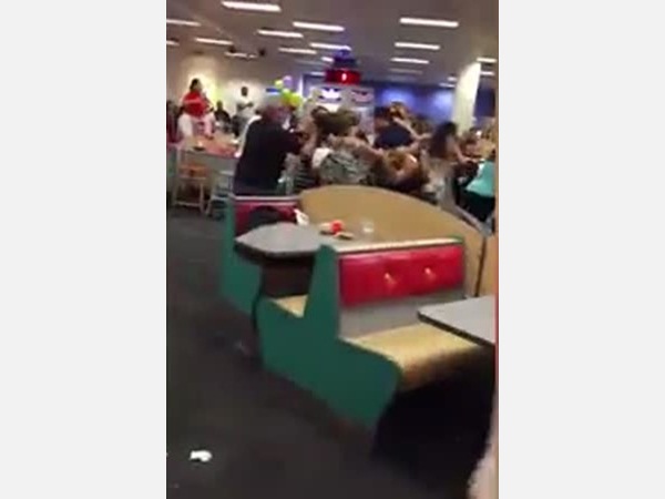 شاهد معركة محتدمة بين الأهالي في عيد ميلاد طفل