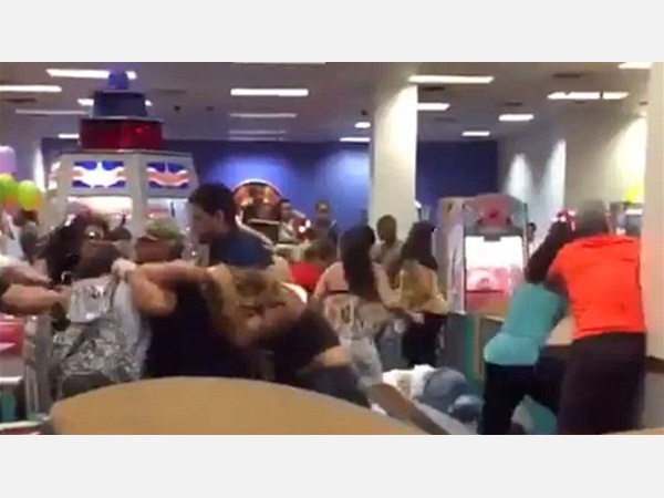 شاهد معركة محتدمة بين الأهالي في عيد ميلاد طفل