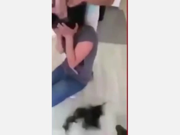 تحلق شعرها بماكينة حلاقة كهربائية .. شاهد السبب