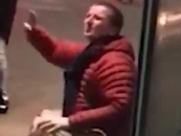فيديو .. متسول يسب من لا يعطيه نقود