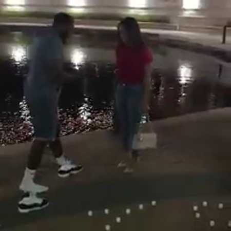 يطلب يد حبيبته .. ولكنه يخلع حذائه أولًا .. فيديو