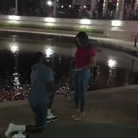 يطلب يد حبيبته .. ولكنه يخلع حذائه أولًا .. فيديو