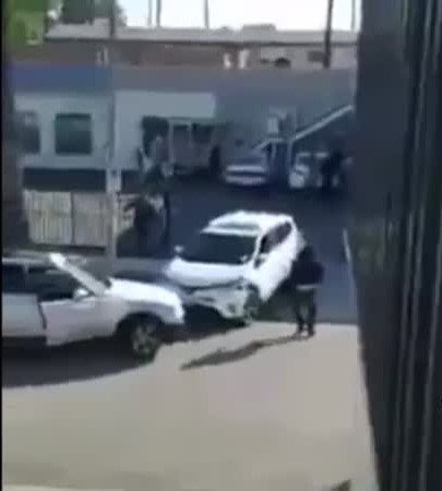 شاهد أغرب شجار بالسيارات بين سيدتين في موقف للسيارات