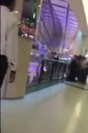 فعل هذا الأمر فدفع رجل إلى إلقائه من أعلى مركز التسوق .. فيديو