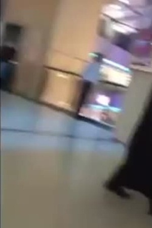 فعل هذا الأمر فدفع رجل إلى إلقائه من أعلى مركز التسوق .. فيديو