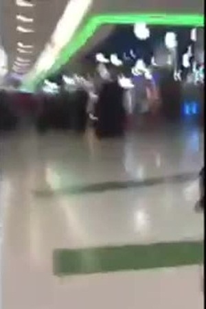 فعل هذا الأمر فدفع رجل إلى إلقائه من أعلى مركز التسوق .. فيديو