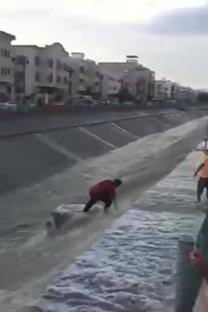 شاهد عملية إنقاذ أحد الشباب احتجزته السيول في جدة