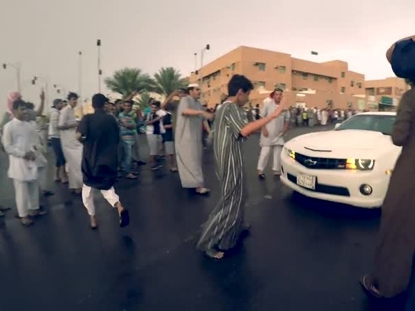 شاهد .. تفحيط واستعراض أمام مجمع لمدارس البنات