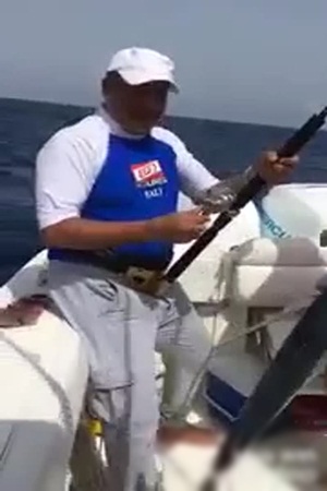 اصطياد بترجي لسمكة عملاقة .. فيديو