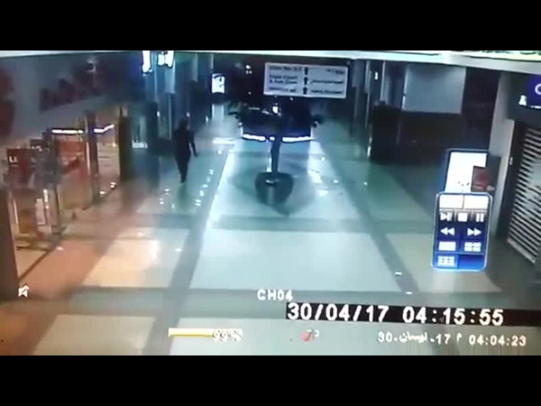 شاهد سرقة لمتجر بعد اطفاء الأنوار