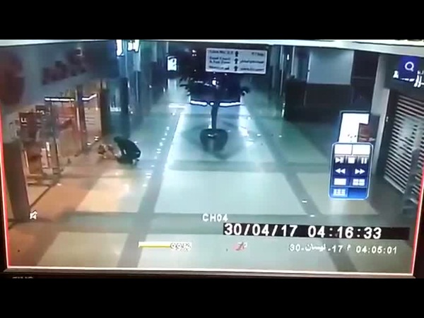 شاهد سرقة لمتجر بعد اطفاء الأنوار