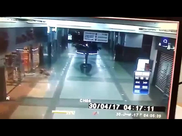 شاهد سرقة لمتجر بعد اطفاء الأنوار