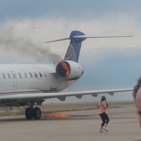 احتراق محرك طائرة قبل هبوطها بقليل