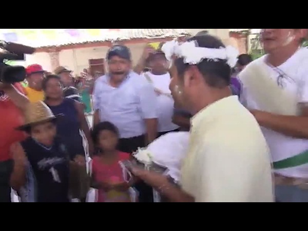 بالفيديو .. يتزوج من أنثى تمساح