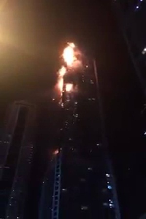 للمرة الثانية .. حريق كبير في برج الشعلة بدبي .. فيديو