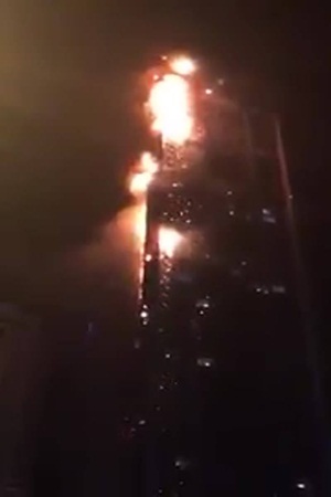 للمرة الثانية .. حريق كبير في برج الشعلة بدبي .. فيديو