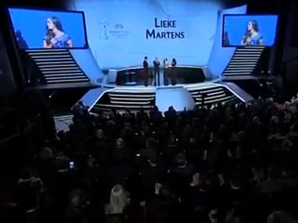 بالفيديو .. رونالدو يمازح أفضل لاعبة كرة قدم ويحرجها