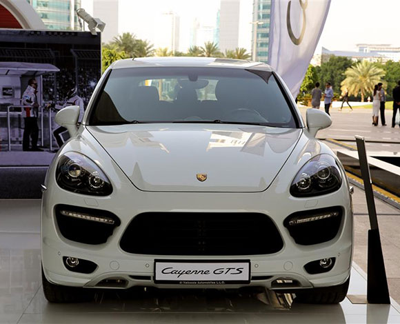 Motor Village يجمع السيارات الفارهة في دبي