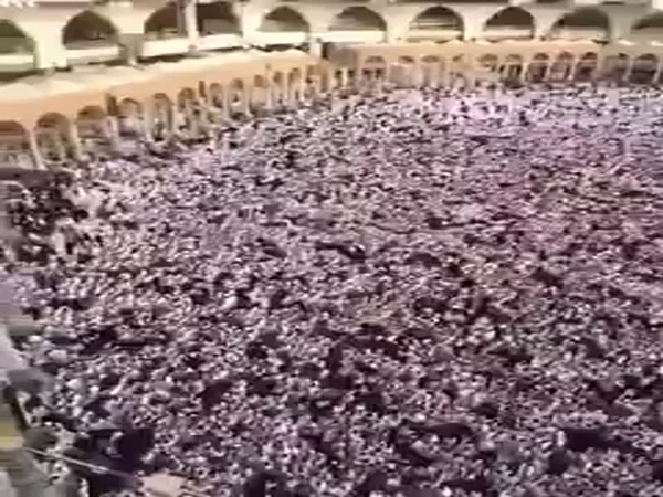 شاهد توقف المطاف حول الكعبة