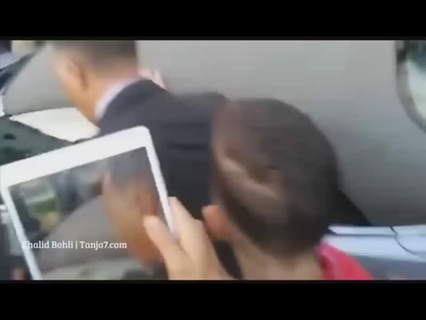 شاهد العاهل المغربي يتجول بدون بروتوكول في شوارع طنجة