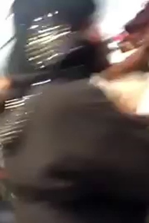 مقيم مصري يضرب فتاة في جدة .. شاهد رد فعل السعوديين