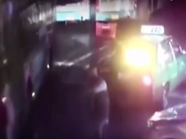 حفرة الجحيم تبتلع حافلة كاملة وتخفيها من على وجه الأرض