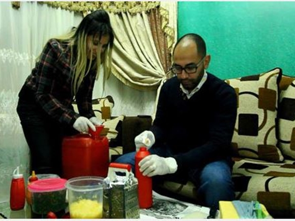 رجل وزوجته يبيعان النقانق على الطريقة الأمريكية