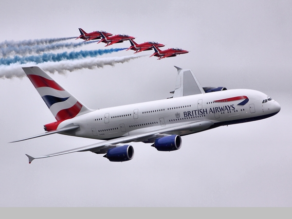 طائرة بدون طيار تصطدم بمطار هيثر في لندن