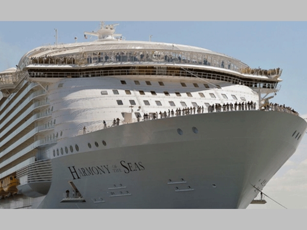 إبحار أكبر سفينة نقل ركاب في العالم للمرة الأولى