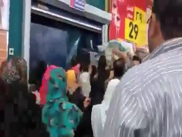 شاهد شجار عنيف بأحد المراكز التجارية الكبيرة والسبب