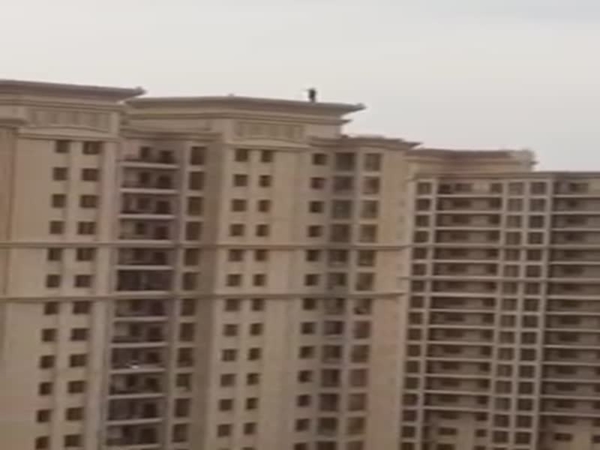 شاهد لحظة انتحار فتاة من ارتفاع 20 طابقًا
