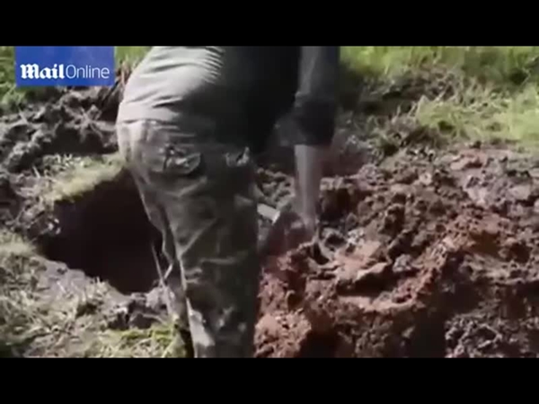 فيديو صادم .. يدفنون الرجل حيًا