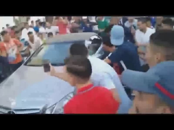 شاهد العاهل المغربي يتجول بدون بروتوكول في شوارع طنجة