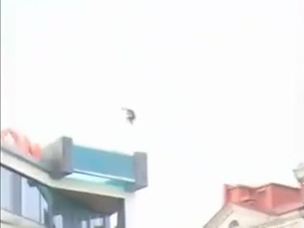 يقوم بقفزة مستحيلة أمام الجمهور .. شاهد بالفيديو
