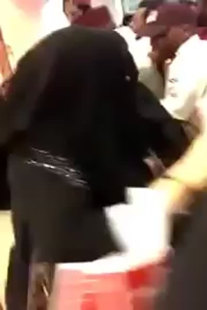 مقيم مصري يضرب فتاة في جدة .. شاهد رد فعل السعوديين