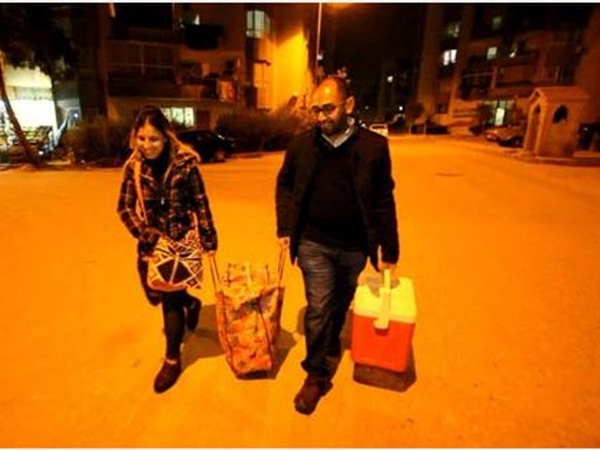 رجل وزوجته يبيعان النقانق على الطريقة الأمريكية