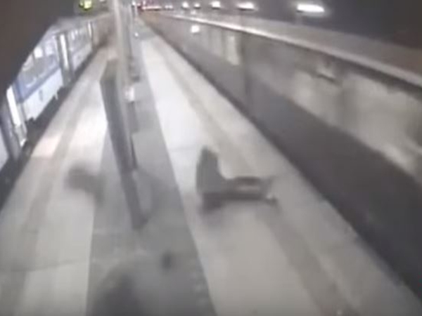 شاهد رجل ينجو من الموت تحت عجلات القطار في اللحظة الأخيرة