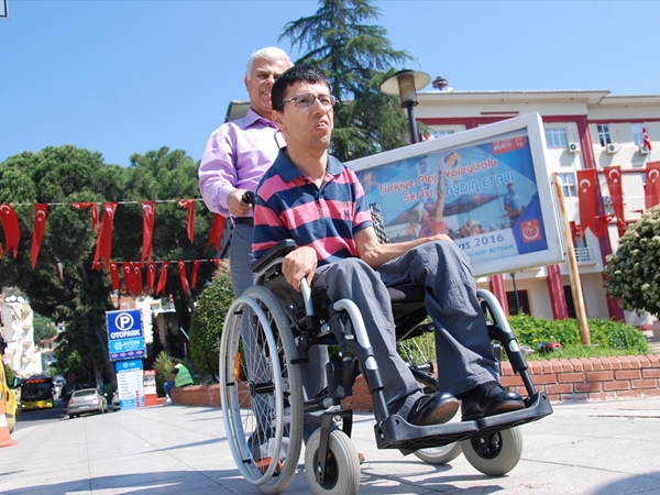 شاب مصاب بالشلل الدماغي .. يكتب كتابًا عن نفسه بواسطة أنفه